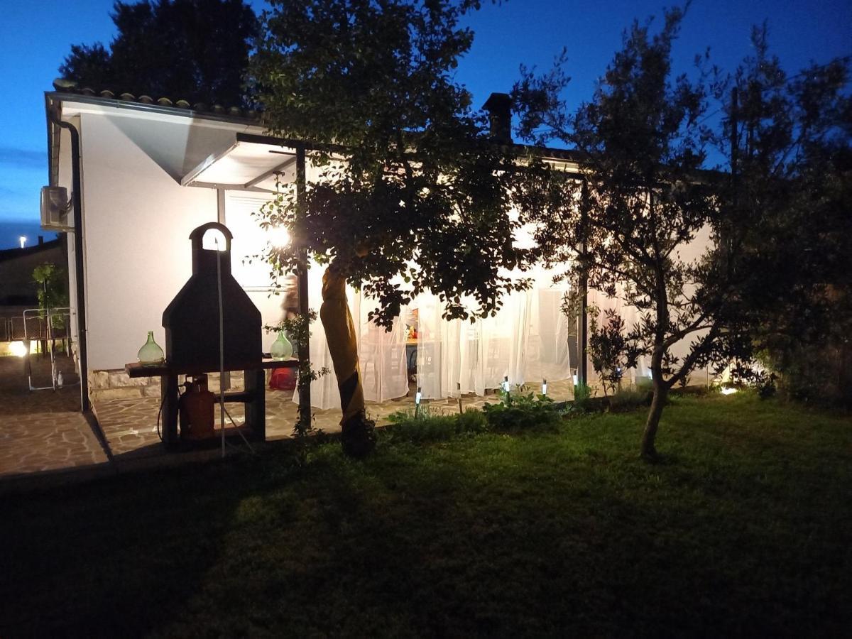 Holiday House Chill Out Loborika Marčana Exteriör bild